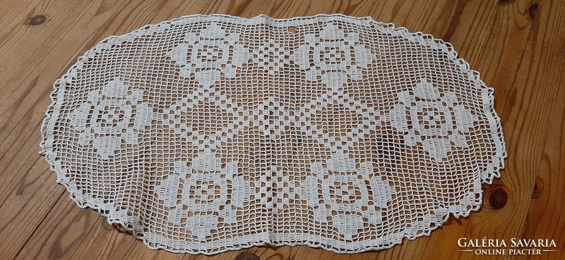 Lace tablecloth with floral pattern 46 x 27 cm.