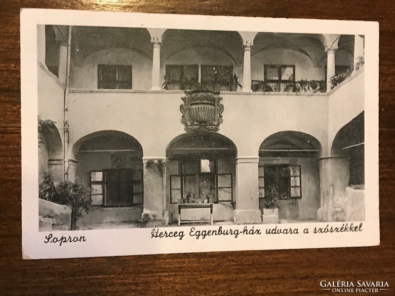 Courtyard of the eggenburg house of Prince Sopron with the pulpit. Old black and white postcard.