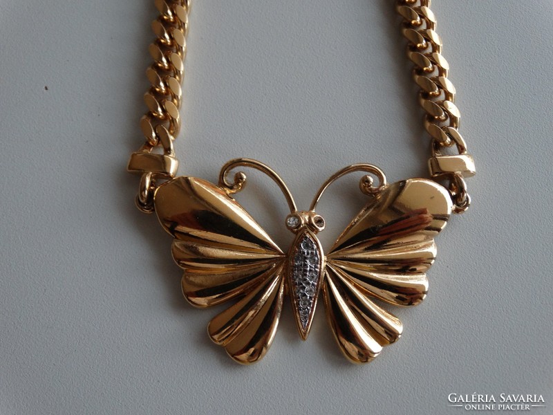 Aranyozott nyaklánc, nyakék pillangó középpel, apró kristályokkal