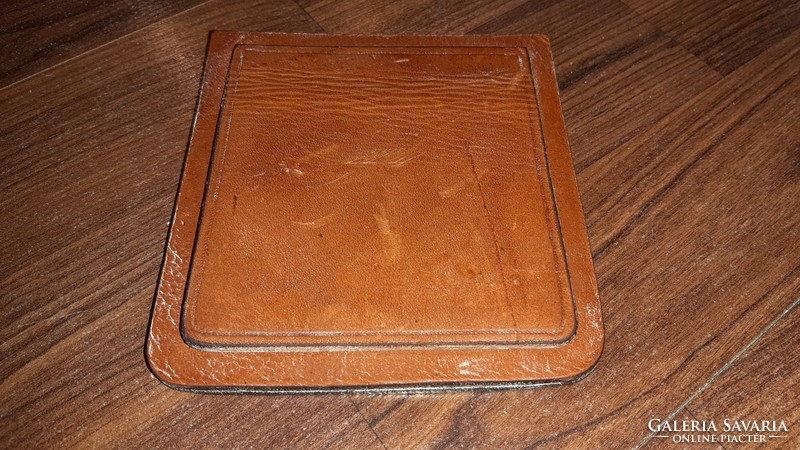 Plaque in leather holder