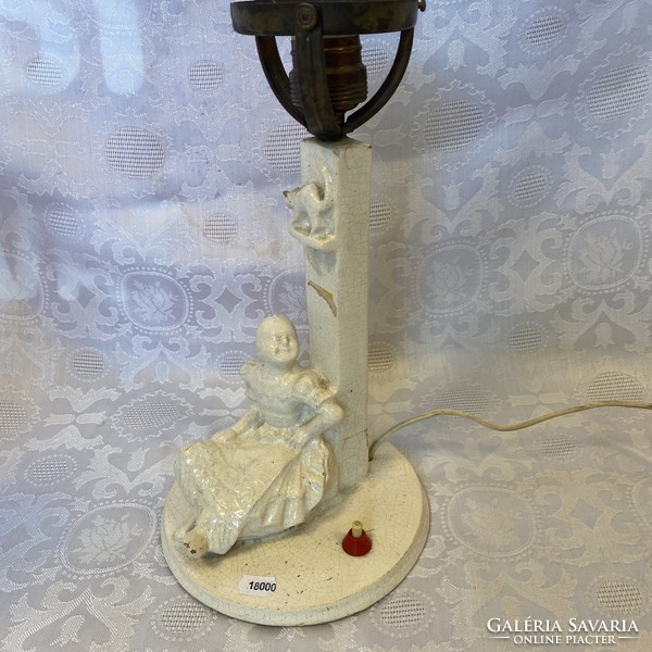 Jelzett antik porcelán lámpa Kislány cicával
