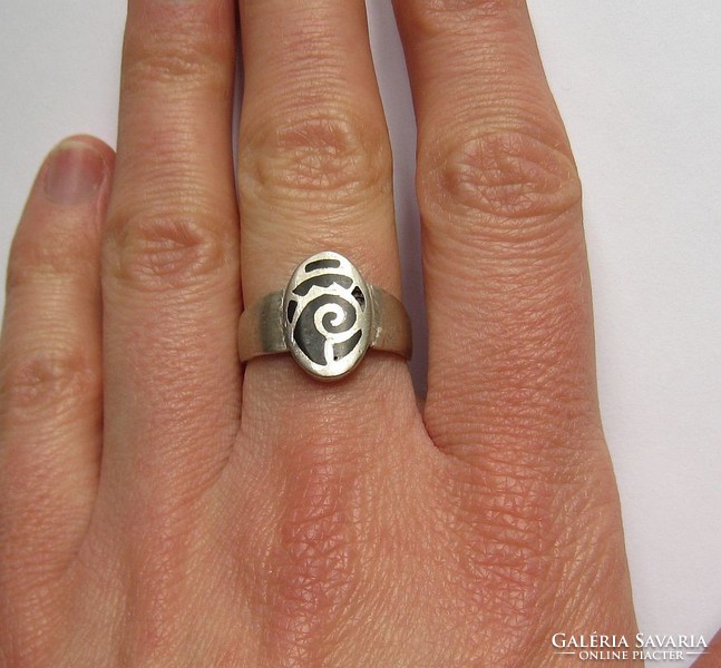 Kézműves, törzsi jellegű ezüst gyűrű, csiga mintával