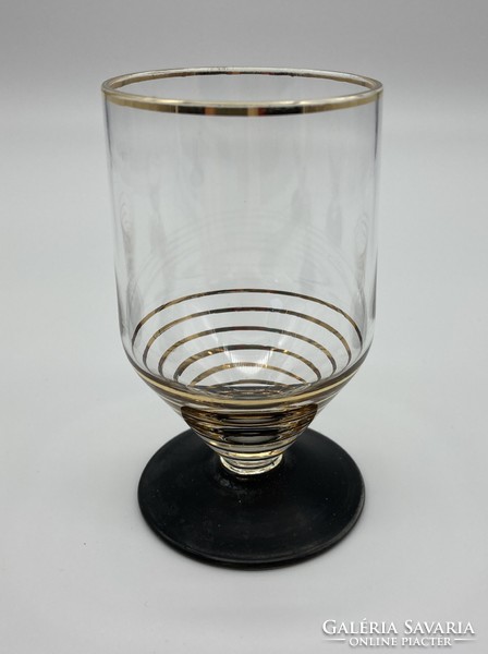 Gold-rimmed, stemmed wine glass (1.5 Dl)