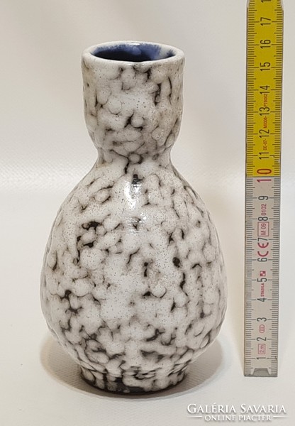 Hódmezővásárhelyi, fekete, szürke mázas, hasas kis kerámia váza (2142)