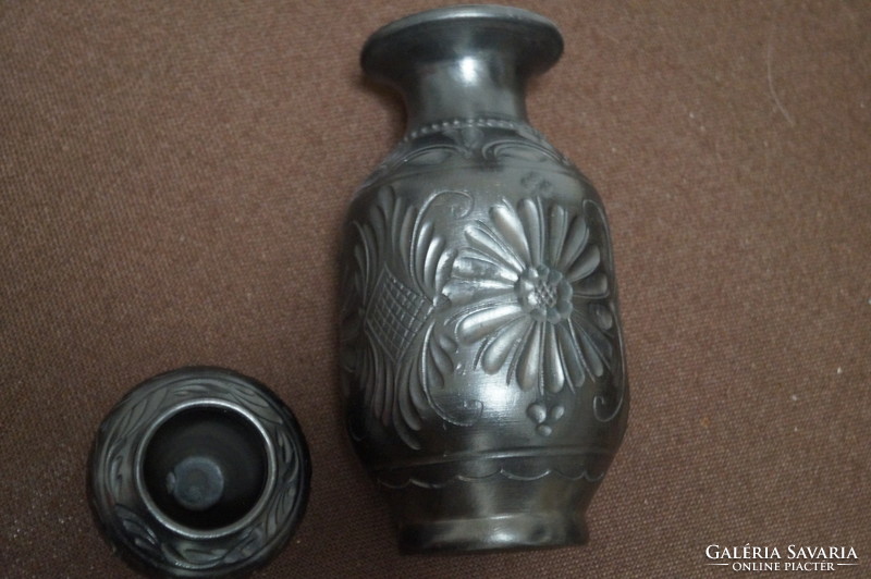 Corundum black ceramic vases