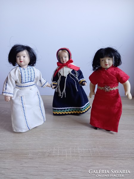 Porcelán babák eredeti öltözékükben