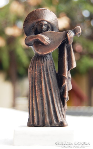 Lanton játszó nő középkori öltözékben - bronz szobor, márvány talapzaton
