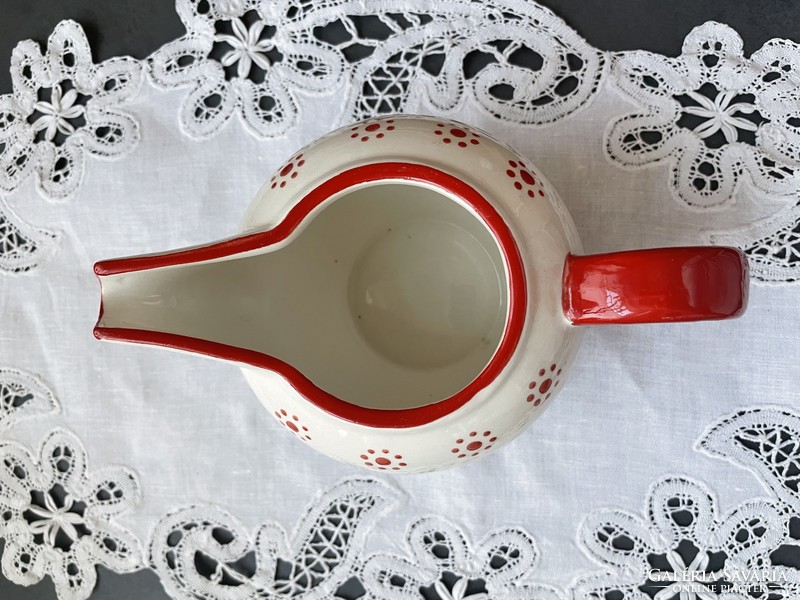 Charming floral pattern with larger ceramic spout, sauce offering