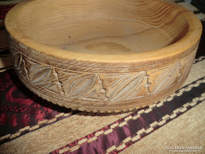Carved serving bowl 20 cm in diameter 8 cm deep