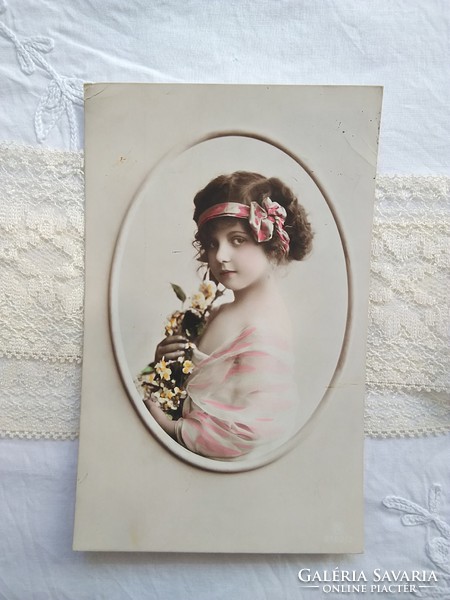 Antik kézzel színezett képeslap, szépséges kislány virággal 1915