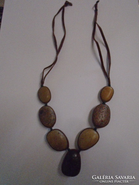 Iparművész által tervezett nyaklánc vagy nyak féldrága kőből 262 ct hossza 47 cm hosszú+logó
