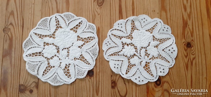 2 Pieces of embroidered tablecloth, handmade porcelain, ornaments under 19 cm.
