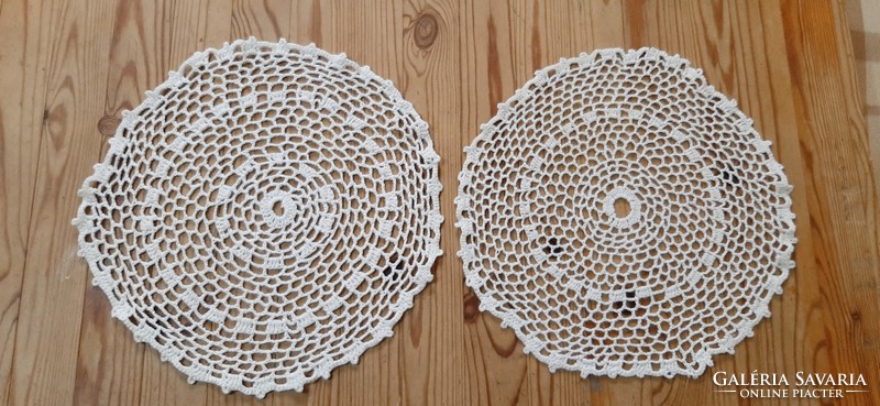 2 Pieces of lace tablecloth, needlework porcelain, ornaments under 24 cm.