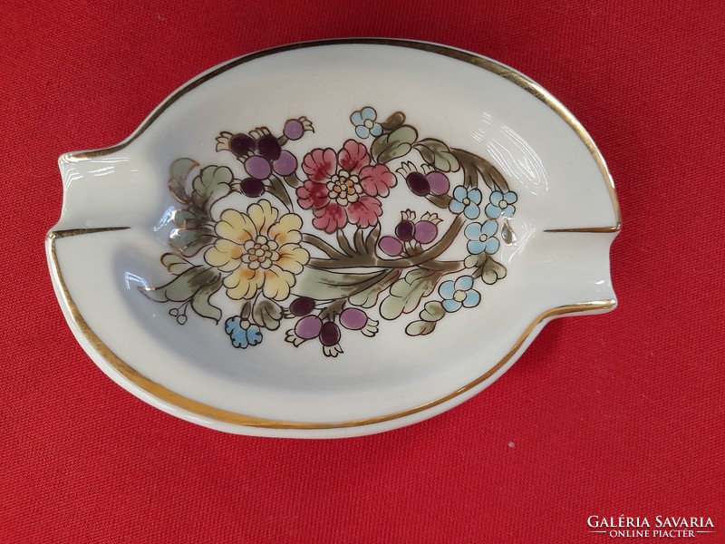 Ashtray with Zsolnay flower pattern.