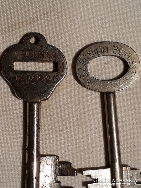 4 Arnheim safe keys