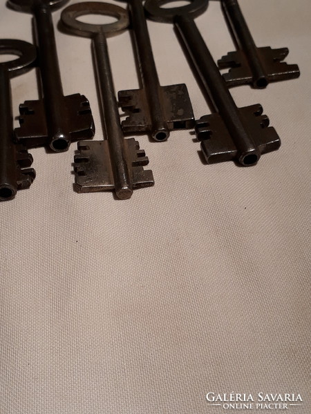 6 pieces of safe keys