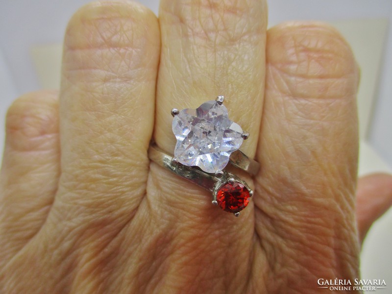 Gyönyörű  ezüstgyűrű  vörös és fehér kövekkel