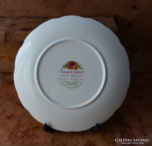 Hibátlan Royal Albert fali tányér (Tranquil Garden dekor az Od Country Roses sorozatból)