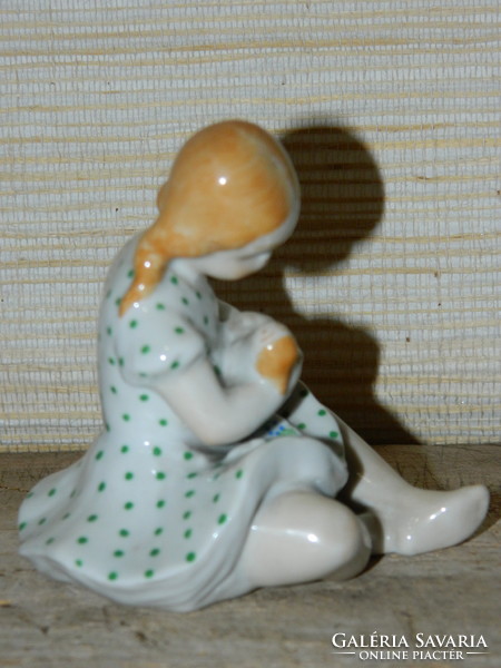 Ritka festésű Kőbányai Porcelán babázó lány