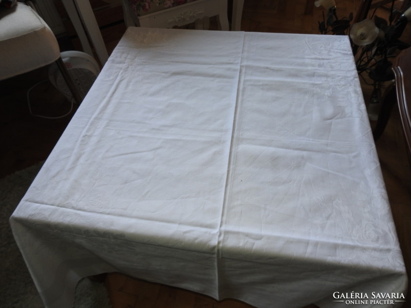 Tablecloth decorated with white bouquets