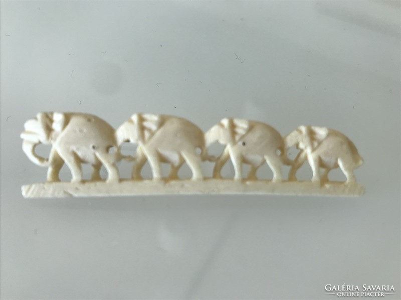 Csontörleményből faragott elefántos bross, 6,5 x 1,5 cm
