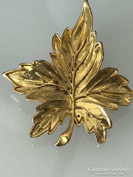 Gilded leaf-shaped brooch, 4.7 x 4 cm