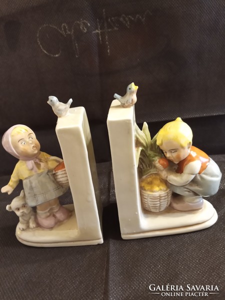Figural book prop in pairs