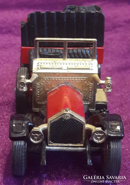 Old English matchbox car, Lesney vintage car 8. (L2369)