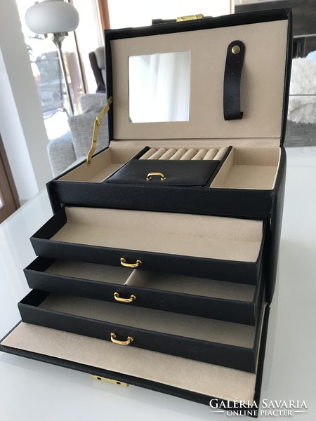 Jewelry case with drawers and working key lock