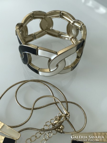 Enamel jewelry set in a modern, novel condition