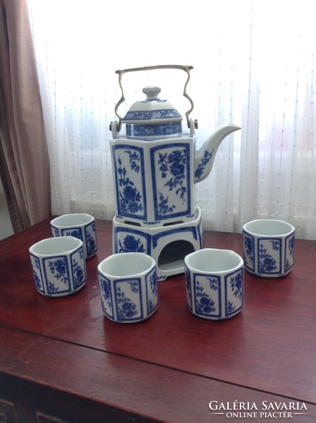 Nagy porcelán teás kanna réz fogantyúval 5 db csészével, melegítővel