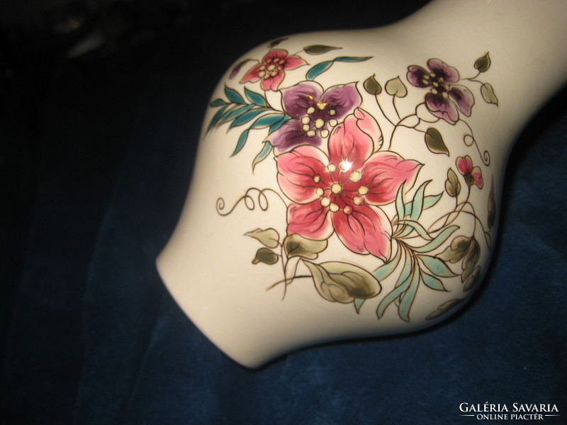Zsolnay kézzel festett váza , plasztikusan kiemelkedő mintával  19 cm , szignós