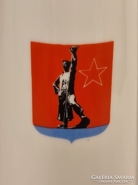 Hollóháza porcelán váza, XX.szd közepe körül / kommunizmus jelképpel /.
