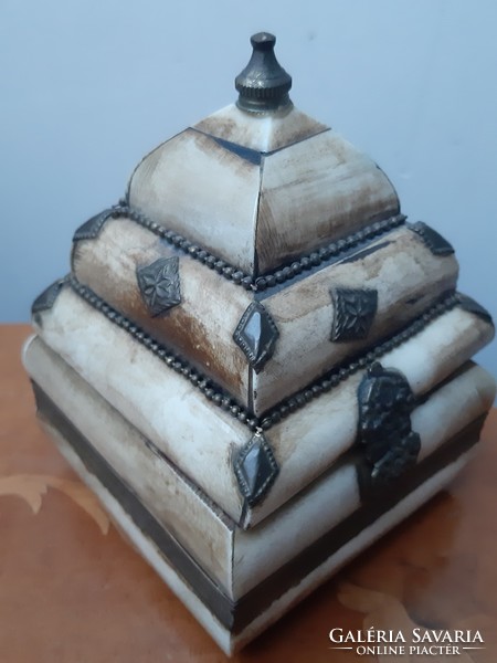 Fekete bársonnyal bélelt antik pagoda alakú éksszer / kincses csont dobozka