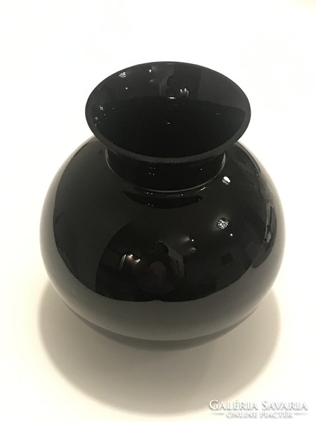 Fekete üvegváza, klasszikus forma, 16,5 cm magas