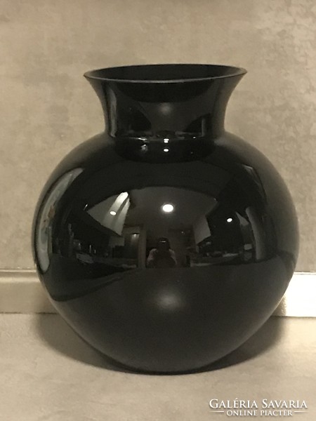Fekete üvegváza, klasszikus forma, 16,5 cm magas