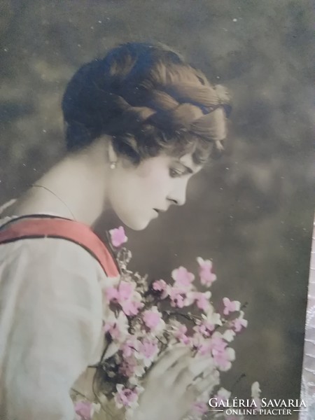 Antik színezett képeslap/fotólap hölgy fonott hajkoszorúval, virágok 1918