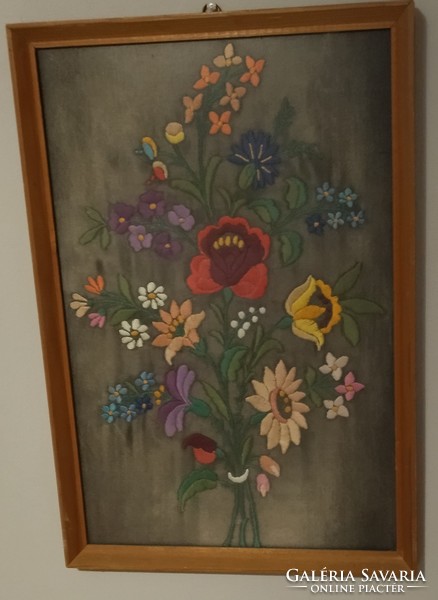 Embroidered wall decoration