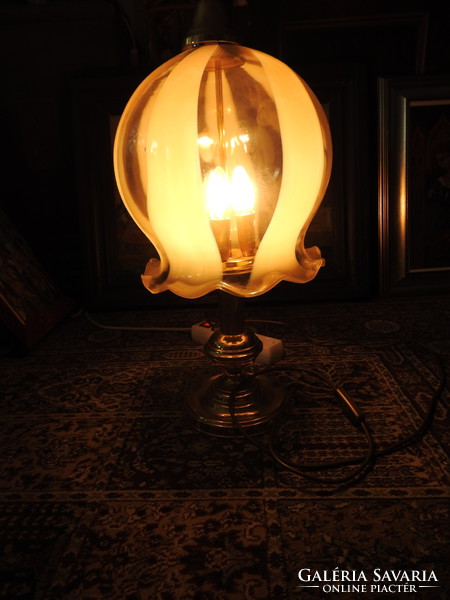 Réz nagyméretű háromégős asztali lámpa harangmintás üvegbúrával