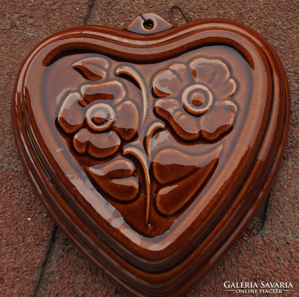 Heart shaped folk ceramic baking tin