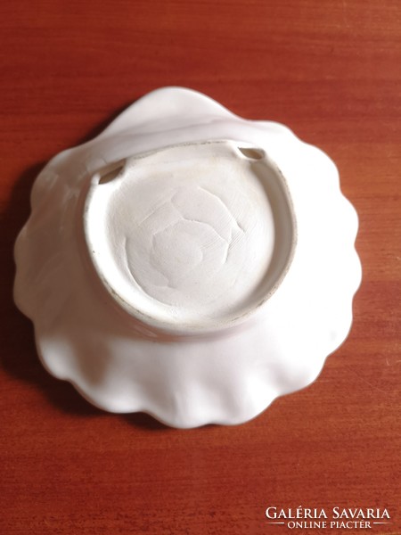 White ceramic shell shaped serving bowl