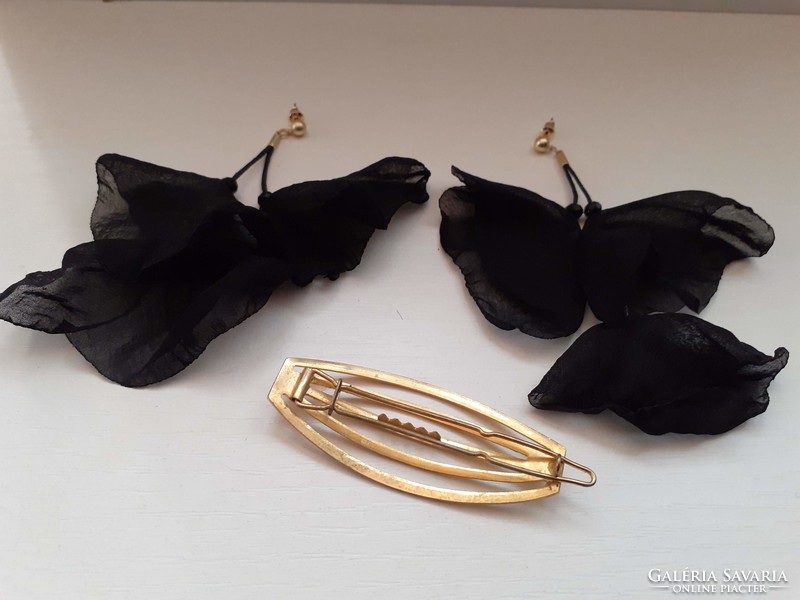 It is made of silk material with a beautiful condition and a hair clip