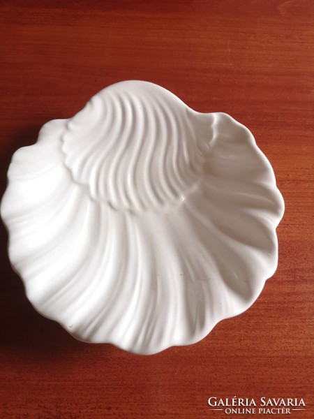 White ceramic shell shaped serving bowl