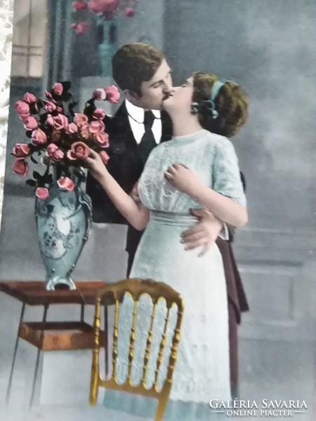 Antik színezett romantikus képeslap/fotólap szerelmes pár, jegyespár, csók 1910-es évek
