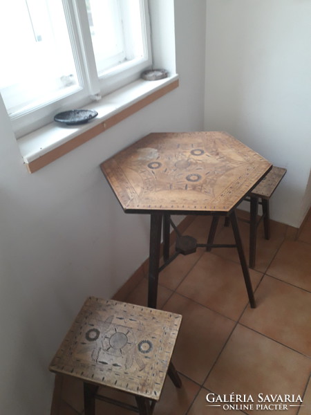 Faragott, hatszögletű kis assztalka két székecskével.