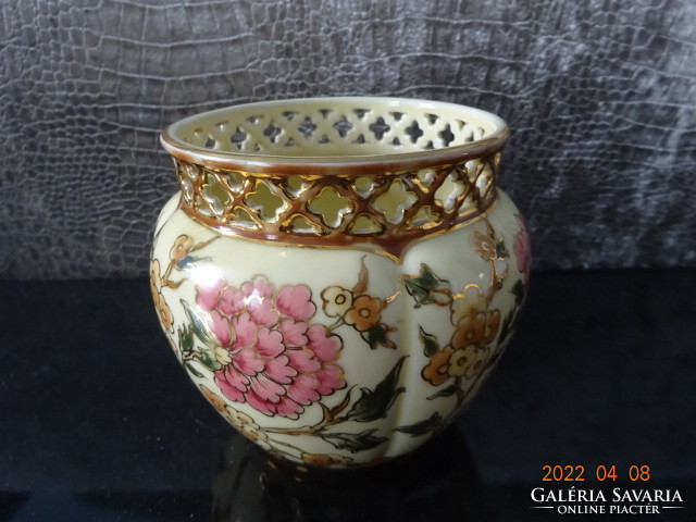 Zsolnay porcelán, áttört szélű váza, magassága 10,2 cm. Vanneki!