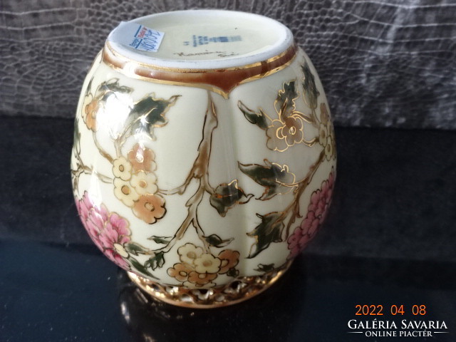 Zsolnay porcelán, áttört szélű váza,  kaspó magassága 10,2 cm. Vanneki!