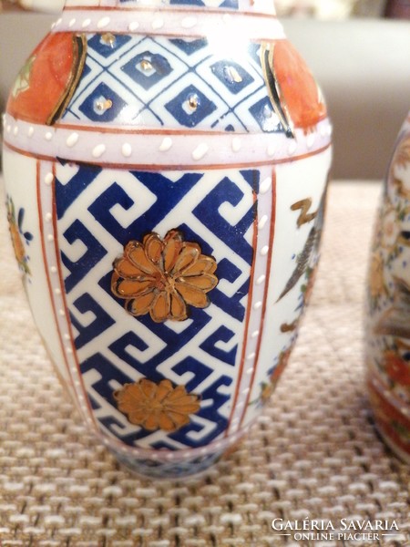 Kézzel festett, paradicsommadaras kínai vázák párban. Hibátlanok, 17 cm magasak.