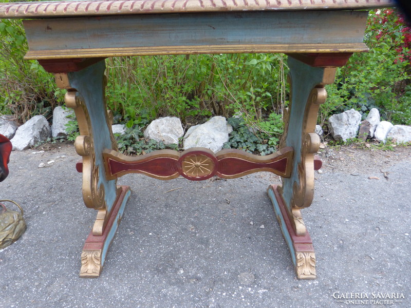 Renaissance stil small table.