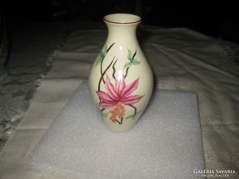 Zsolnay  kis váza   7 x 14 cm